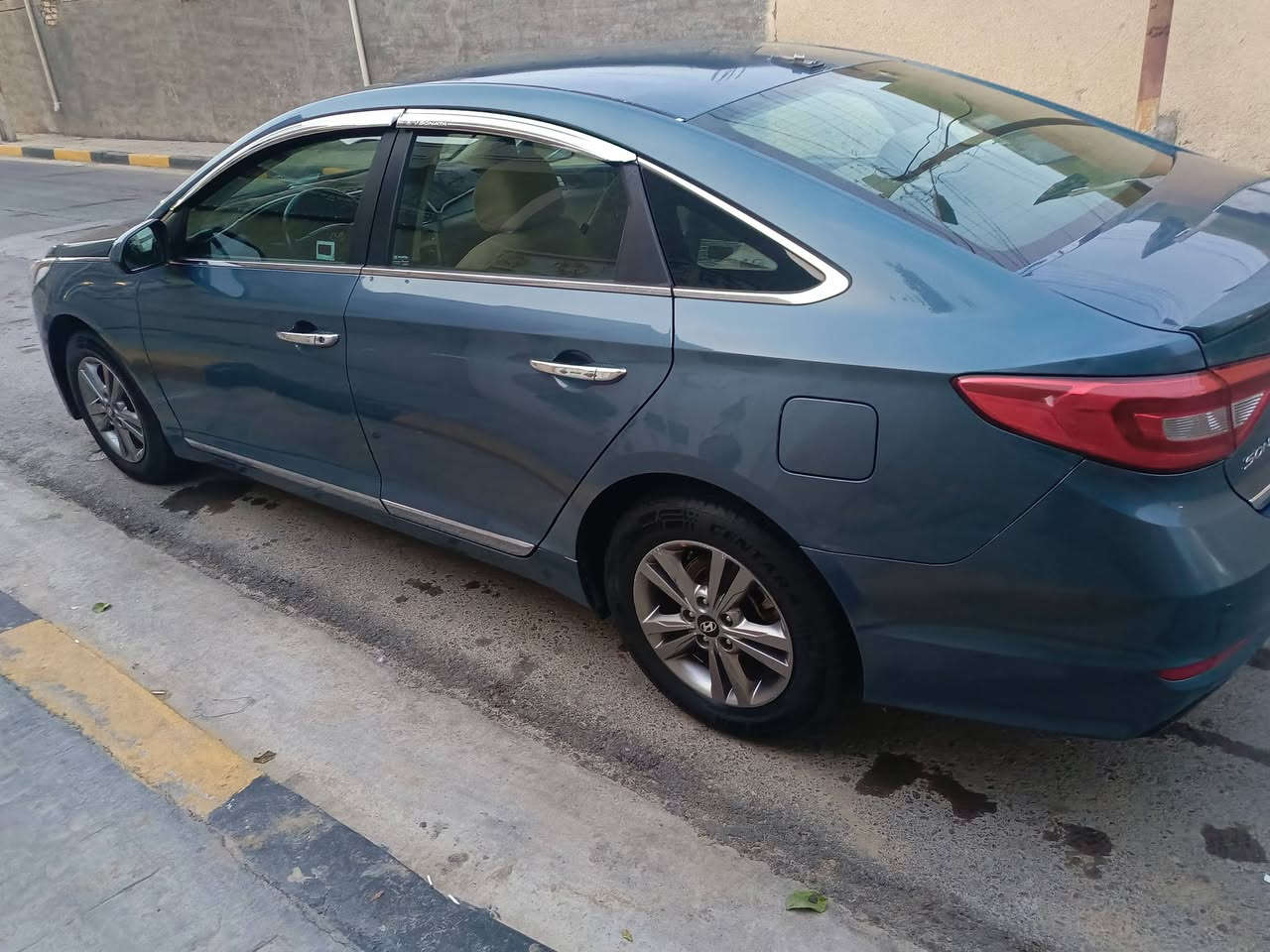 السلام عليكم سونتا امريكي 15 قطعتين صبغ بنيد وباب السايق
مكينه معلايه بانزين عادي بدون دوانص 
تحويل شوكت متريد باسمي السياره 
سياره جاهزه من كلشي وما بيه نقص 
تبريد ثلج منظومة زنون اصلي 
3انضمه قياده  وحساسات وباقي المواصفات معروفه 
السعر 115$اموجود واتساب ***********
