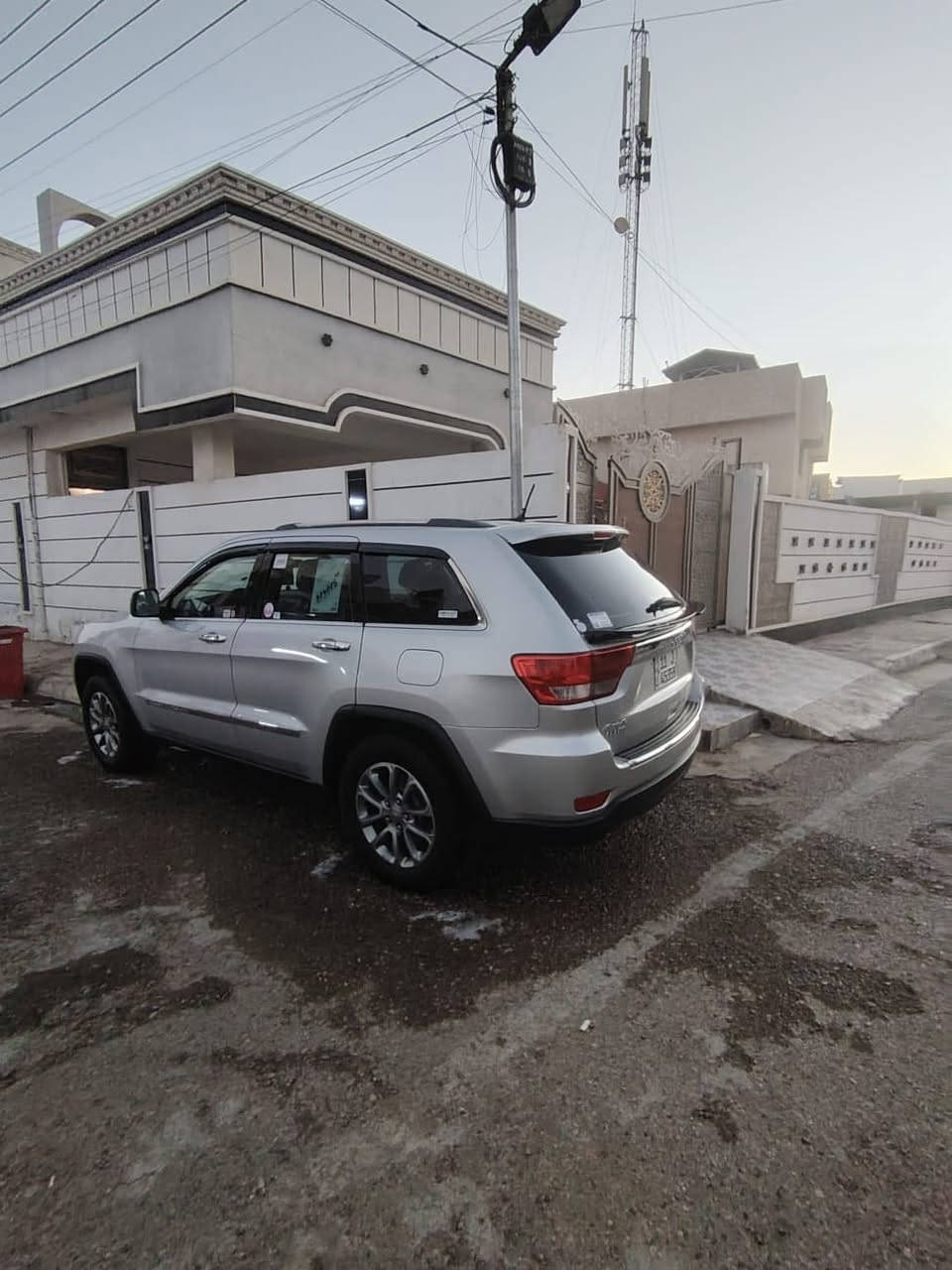 السلام عليكم
جيب لاريدو 2011 امريكي مكفوله السياره جديده بيها فقط كرت بالباب رقم بغداد فول عده الفتحه مكان الرمادي 
السعر اتصل واني حاضر
***********
