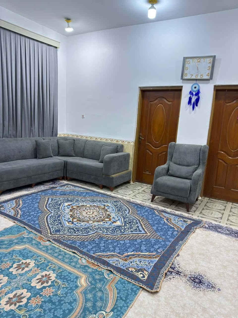 السلام عليكم مساحته 200م
مقابيل سيد علاوي 
يحتوي على غرفتين وهول وبراني ومطبخ وطارمه وصحيات داخليه وخارجيه كونكريت مسلح بناء طابوق 
عالي عن الشارع
للاستفسار الاتصال على الرقم ***********
