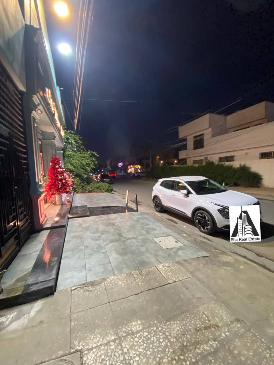 مكتب إيليا للعقار
للأيجار في السيدية 
تجاري او سكني 
مشتمل أرضي معزول عزل تام 
مساحه 175 متر مدخلين 
يحتوي على : طرمه و مدخلين 
استقبال ومطبخ وهول حولي 
وغرف نوم عدد 3 وصحيات عدد 2 
ومناور عدد 3 
الدار نظيف جداً وجاهز للسكن 
الموقع : السيدية الاقتصاديين قرب شارع 40 موقع تجاري ونشط يصلح للسكن او تجاري .. 
الايجار مليون وربع  بي مجال
للاستفسار 
***********
