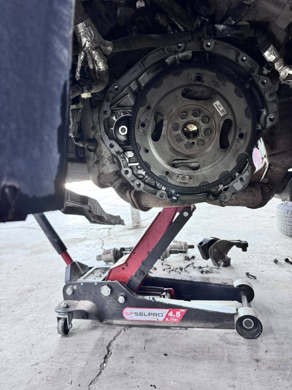 مساء الخير إخواننا وأحبابنا وزبائننا وأصدقائنا الكرام 🌙  

🔧 محلات الوافي لسيارات الأمريكية مستمرة بخدمتكم وتقديم أفضل الخدمات بكامل التفاصيل والدقة.

خدماتنا تشمل:  
✔️ خدمة الطوارئ الموقعية  
✔️ التصليح داخل المحل  
✔️ فحص الجهاز وإطفاء لمبة السيرفيس  
✔️ برمجة العقول  
✔️ تبديل محركات 3600  
✔️ تبديل صدر أمامي كامل مكمل  
✔️ تبديل صدر خلفي كامل مكمل مع العمل والتفاصيل 
✔️ إضافة بصمة تشغيل إضافية  
✔️ تبديل راديتر ثلاث خطوط  من افضل من الانواع 
✔️ توصيل قطع غيار إلى جميع محافظات العراق  

نحن مستمرون بخدمتكم داخل بغداد وخارجها، والتوصيل متوفر إلى كافة المحافظات 🇮🇶  

📍 العناوين:  
🔹 الفرع الأول: بغداد – حي الجامعة – نفق الشرطة – باتجاه العامرية يميناً  
🔹 الفرع الثاني: بغداد – سريعة الغزالية – باتجاه أبو غريب يساراً – قرب سيطرة السونار والتبادل  

📞 للتواصل:  
0771 771 93111  
0780 716 383010  

الوافي لسيارات الأمريكية  
✨ أمان وضمان دائماً ✨  

تحياتنا واحترامنا ♥️
