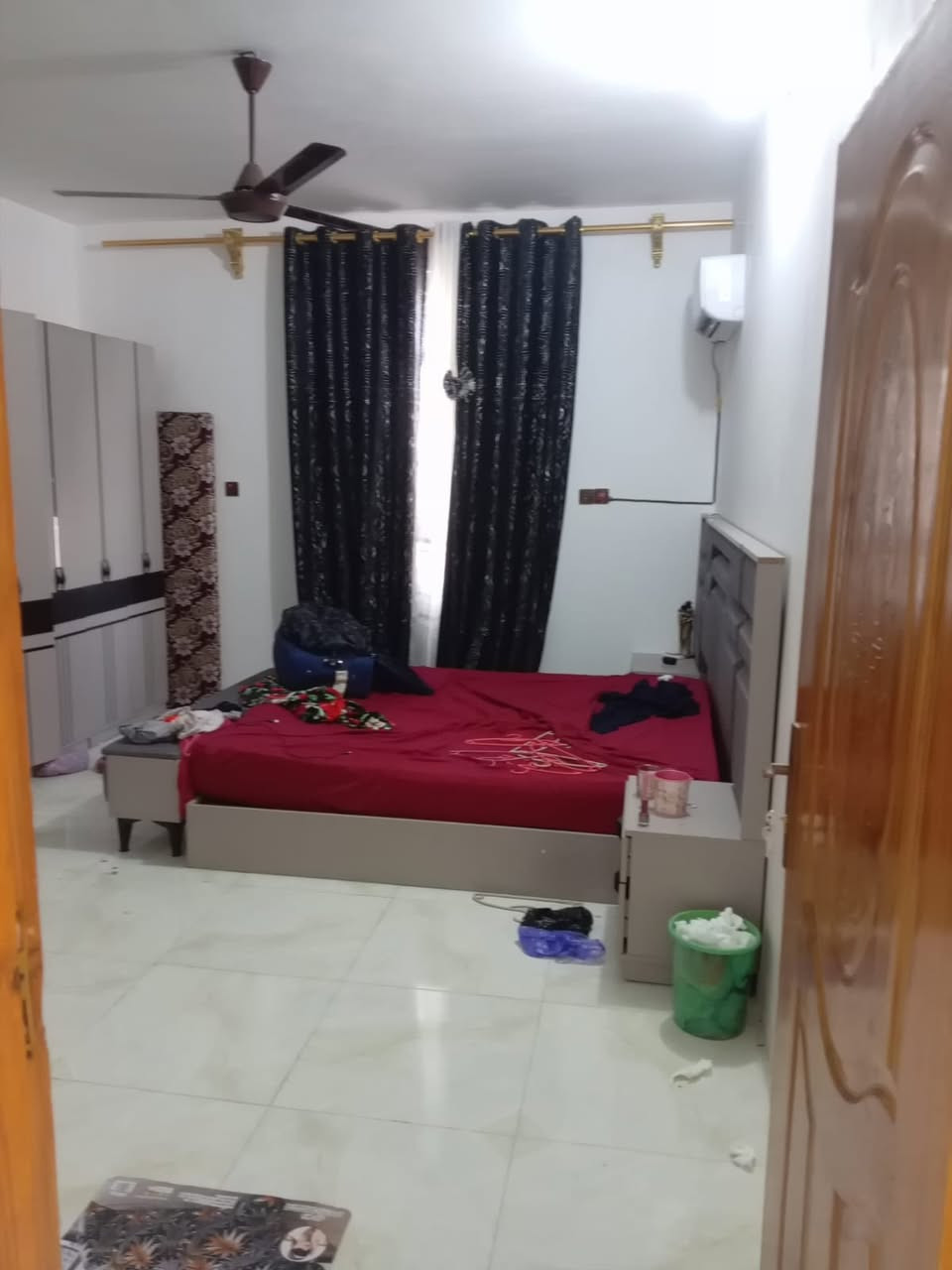 بيت 240 متر 4 غرف مع استقبال 2 حمام طابقين ومطبخ مفروش كامل المساحه الكليه للشارع 2500 متر  بجوار مدرسه المعتمد اول تنزل من الحسينيه للتواصل ***********
