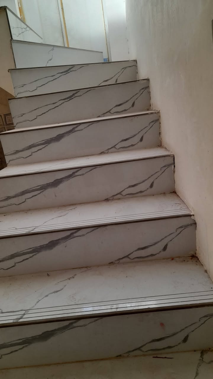 بيت للبيع طابو زراعي قرار  ٢٥ تمليك المساحه الكليه  ٨٠ متر طابقين بي غرفتين نوم وصاله ومطبخ وخطار وصحيات داخليه وخارجيه كامل الخدمات 
المدائن  بستان الجمعيه قريب السوك والإمام دقيقه وحده فقط للإستفسار  ***********
