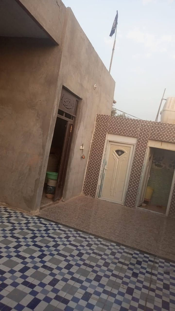 سلام عليكم بيت مساحه 300مع قطعه200 هيه 500بناء300 و200باقيه حديقه. بيت كامل مكمل بس جيب غراضك وكعد كهرباء خط وحدك  ..الماء 24ساعه كلش قوي بدون مأجور يصعد لتانكي  
لبيت يتكون من 3اغرف ..صاله ...مطبخ ..حمام داخلي ..حمام خارجي .صحيات. كامله انتصل على رقم..*********** 

تنويه طابو زراعي  مكان قرب جسر دوار
