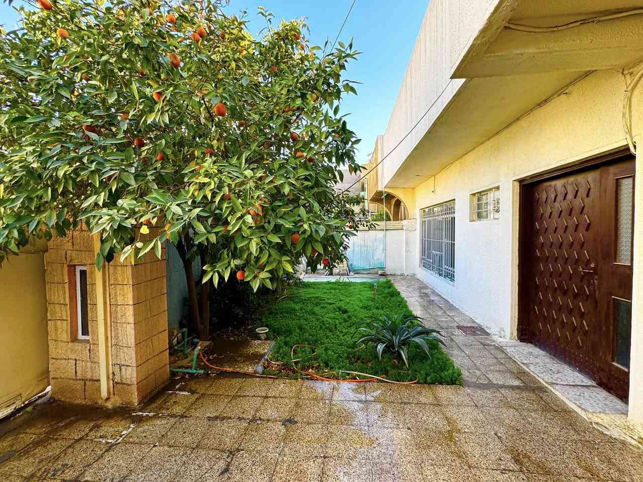 #للبيع دار ..(موقع وسعر مميز)
#المساحة 210متر ..#الواجهه 10م ونزال 21م
 #السعر: مناسب جداً 😍 للجاد بالشراء فقط يتصل 

🏡يحتوي ع 5 غرف نوم  كبار وصالة و إستقبال كبيرة وهول داخلي وصحيات عدد (3) ومطبخ عدد (2) وحديقة وكراج سيارة كبير وترك حول البيت مع سطح عالي وناصي

🔴البيت نظيف جدا وجاهز للسكن (كونكريت مسلح) طابو ملك صرف

💢 التعامل يكون مع صاحب العقار  مباشرةً💢

موقع العقار: بغداد- الكرخ/الاعلام- حي الشباب قرب سوق أميمة خلف جامع الحبيب المصطفى وقرب شارع قطر الندى التجاري
🛑 المنطقة تبليط وارصفة حديثة…عرض الشارع: 10م والرصيف: 2م

💢اي أستفسار (للجاد بالشراء فقط يتصل): ✅ يكون فقط على الخاص او اتصل على الرقم التالي ***********

#دار_للبيع
#الجميع
#عقارللبيع
@الجميع
@everyone
