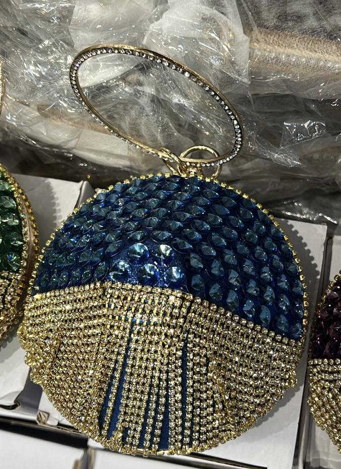 عندي مسكات
بسعر الجملة 
الي يريد 
يراسلني 
***********
