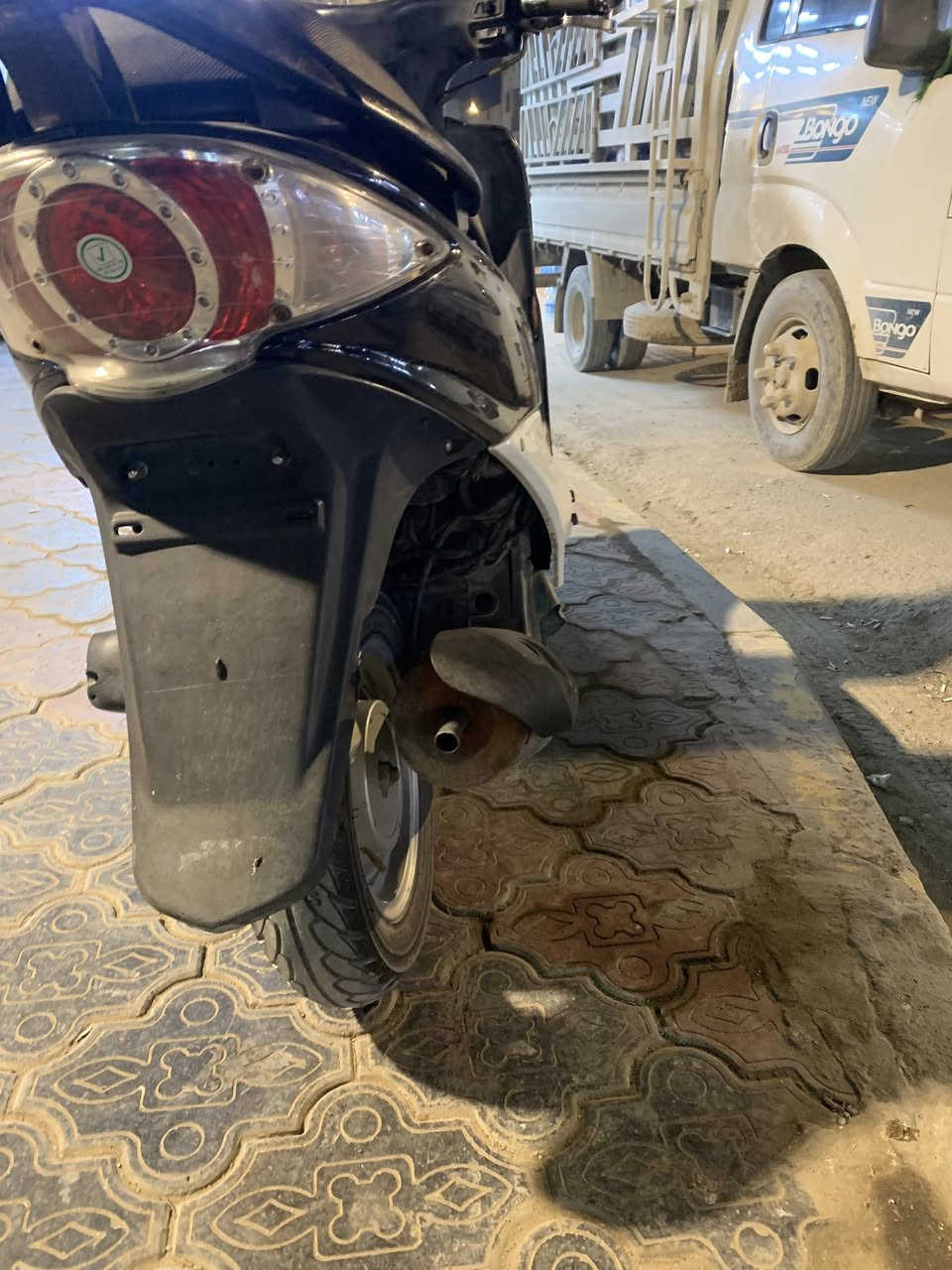 السلام عليكم كامكو G4
مكينه ناعمه كهربائيات شغاله 
نركه سلف 
الدراجه بيها لاستيك ولف تحمه تگطع 
شراي خابرني وتدلل ***********
