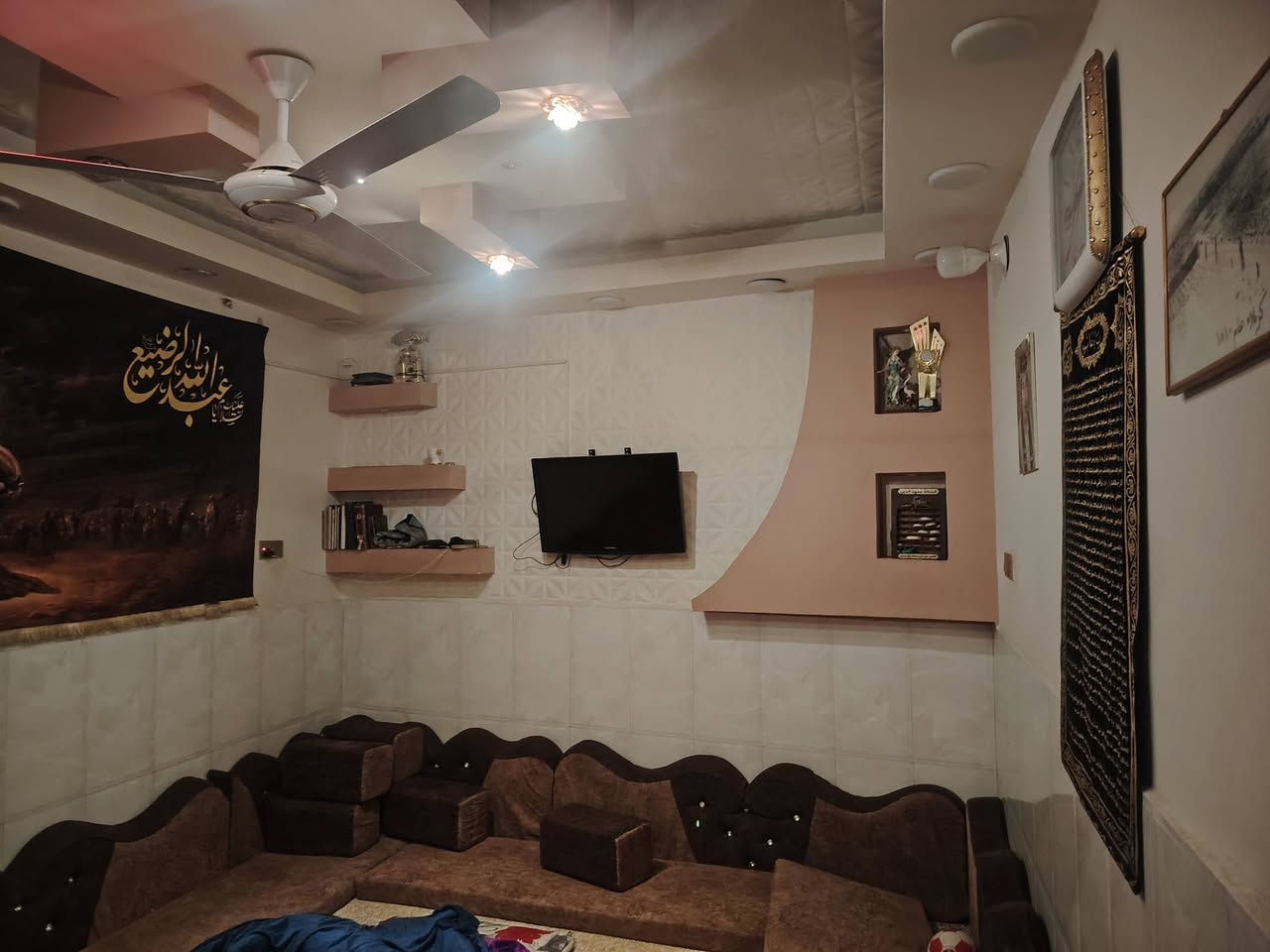 🏠 دار للبيع – موقع الديوانيه  حي الجمهوري الشرقي قرب فلكت حمزه كسار
📐 المساحة: 75 م²
🏢 الدار طابقين
🔸 تفاصيل الدار:
3 غرف نوم
صالتين + برانيّة 
2 مطبخ
3 مجاميع صحية 
سقف عكادة
بناء مرتب وجاهز 
 شارع تبليط ومجاري ورصيف 
💰 السعر: خاص
📞 للاستفسار :***********
***********
📲 اتصال أو واتساب
