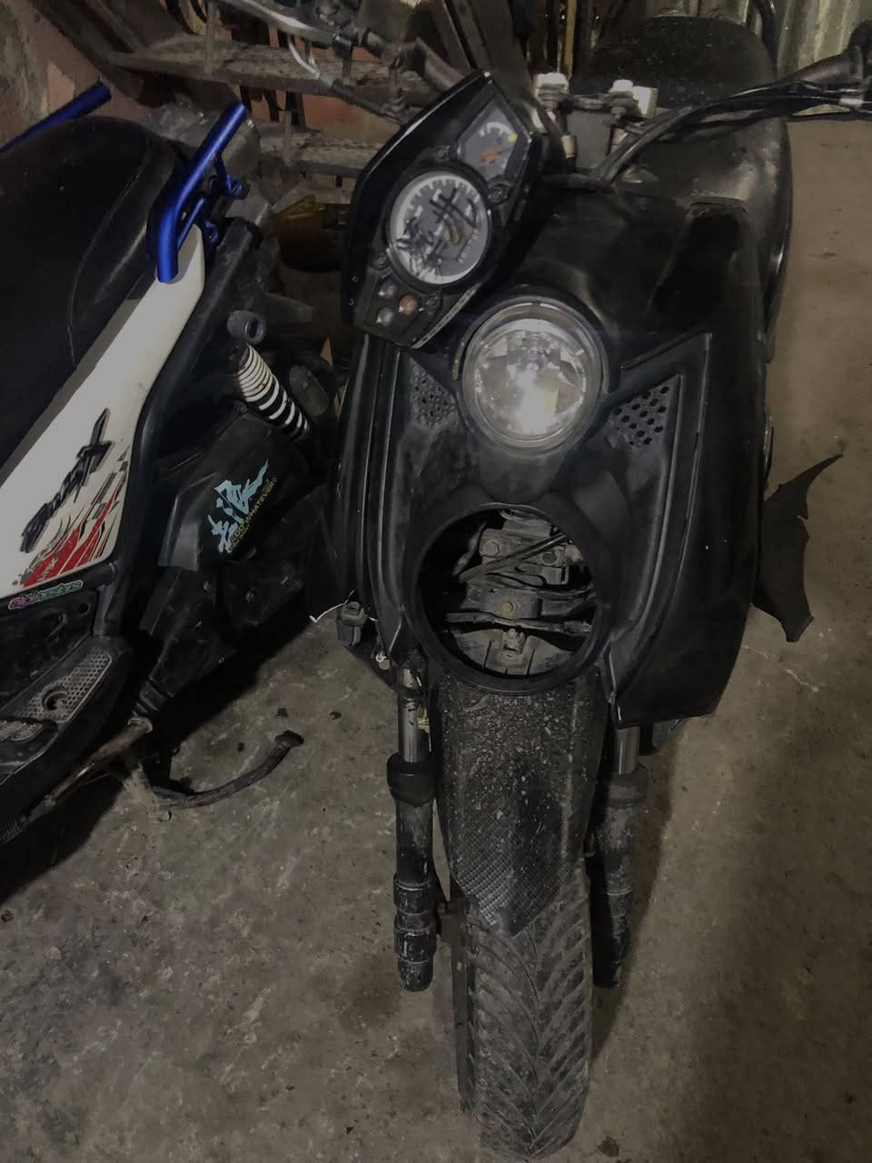 جبلي للبيع كامله او تفصيخ بيهه حادث  بچم بس شغاله نكره ومكينه خرسه ماشه عوجه ابيع كوم حديد سعر 575 مكان بغداد مدينة صدر رقم : ***********
