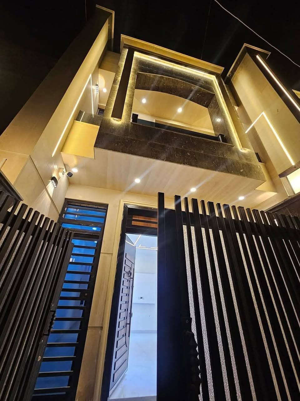 #للبيع في #حي_الجهاد_المخابرات  📌 🌏
دار ١٠٠ متر واجهة ٥م مدخلين زيرو
غير مسكون فول الفول موقع مميز

 يحتوي الدار على هول صالة منور 
مطبخ وخدمات عدد 2 غرف نوم 

عدد ٣ ومنور للاستفسار اتصال & 
واتساب ☎️ 
***********
