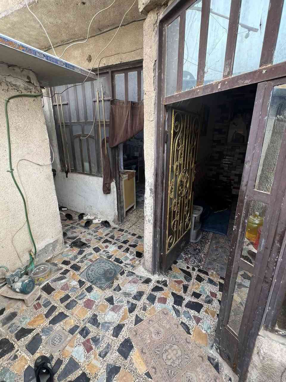 بيت للبيع بمساحه ٨٥ متر مسلح
طابق ونص في منطقة شركة رمضان 
مقابل البانزين خانه قطاع ٦٨ 
البيت اول فرع علئ الشارع يحتوي علئ
استقبال ٣ x ٤ 
مطبخ + صالة + غرفتين نوم ٣ x ٤ 
وخدمات صحية 
وبيتونه مع غرفة في الطابق الثاني 
٦ونص ٤x  بدون سقف + ماء + مجاري +كهرباء 
البيت واقع حال الواجهه٦ونص والنزال ١٢
السعر ٤٥ بي مجال قليل
التواصل ع الرقم
***********
