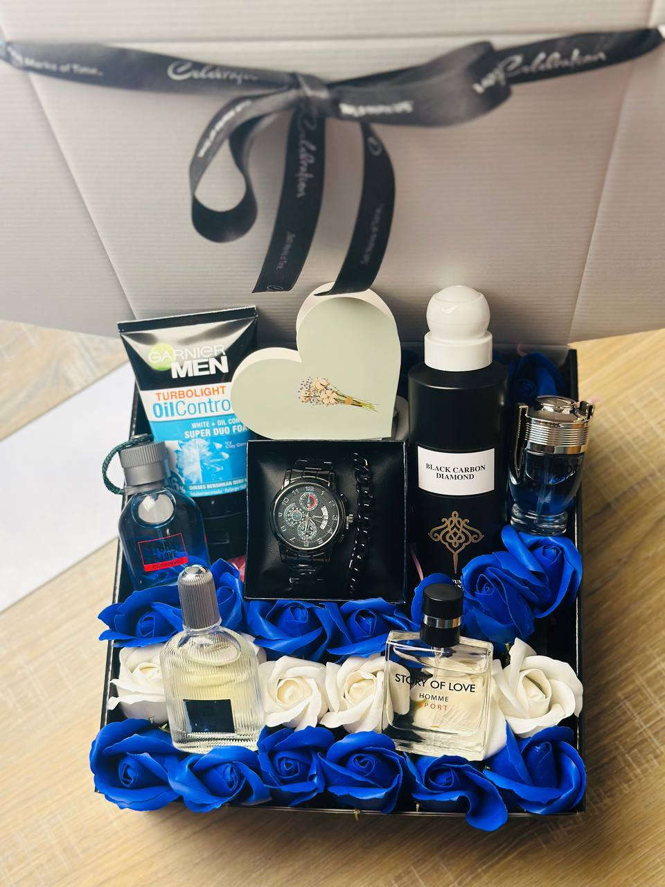 بوكس صنع بكل حب.. لروحٍ تجعل لكل يوم معنى. كل عام وأنت حبيبي. 🌹⌚️"

التفاصيل الصغيرة هي التي تصنع الذكريات الكبيرة.. هدية بلمسة من الفخامة لمن يملأ حياتي بالجمال. عيد حب سعيد 
لأغلى الناس. 🎁💙"
أنتَ العطر الذي يفُوح في أيامي، وأنتَ الوقت الذي لا أريد أن ينتهي. عيد حب سعيد يا أغلى هدايا القدر. 🎁👑"

لأنك الحب الذي لا يتكرر، ولأنك تستحق أجمل التفاصيل.. اخترتُ لك من بين كل الهدايا ما يليق بمكانتك في قلبي. كل عام وأنت نبضي وسعادتي. ❤️✨"
مع كارت حسب العبارة لتردوها


**إذا كنت صاحب هذا الإعلان وتريد حذفه لأي سبب، رجاءا أرسل رسالة إلى الدعم الفني**