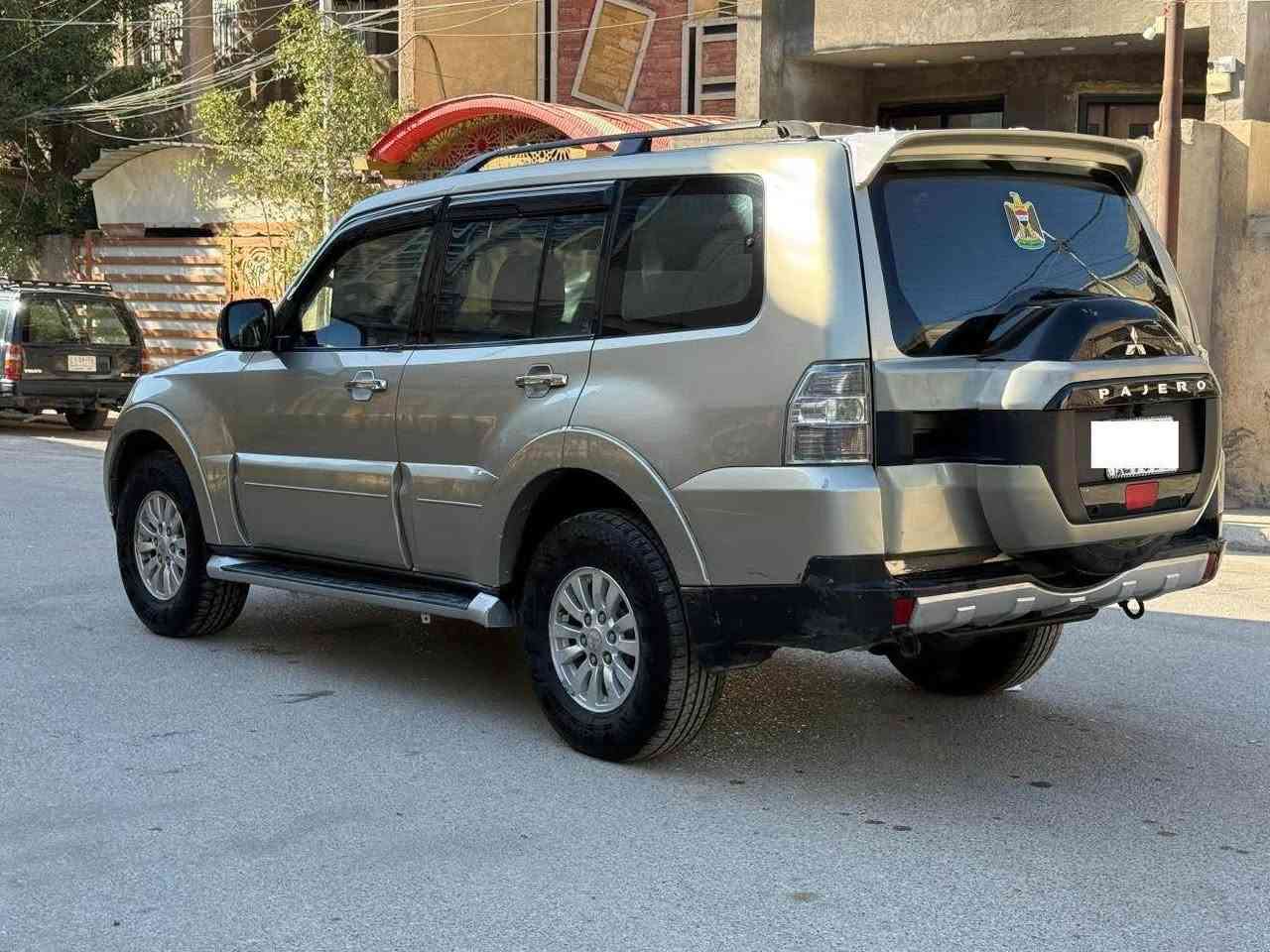 السلام عليكم 
باجيرو 2008 كويتي محدثه 2015 بجم وضهر بأسمي رقم جديد وهزه جديده مواصفات كويتي سبعه راكب ثلاث قطع تبريد تحكم ستيرن فور ويل شاشه بلوتوث كامره خلفيه سياره جاهزه كير ومحرك مكفولات صدر امامي وخلفي جديد تخم تاير جديد تبريد ثلج فور ويل شغال بدون نقص بيه صبغ جاملغ وبنيد فقط مكفوله مــن الحادث وبيه جراد بسيط بلقماره باقي السياره مكفول معروضه ( 112$ ) وبيه مجال بسيط مكاني بغداد الدوره للاستفسار *********** بغداد, العراق
