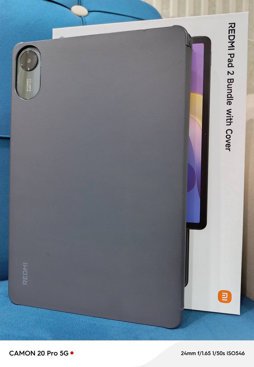 للبيع: تابلت Redmi Pad 2 (نسخة Bundle مع الكفر الأصلي) 📱✨

جهاز تابلت حديث وعملي، يجمع بين الأداء المستقر والشاشة المميزة.

المواصفات 
الشاشة: 11 إنش بدقة 2.5K (2560 × 1600)، تدعم معدل تحديث يصل إلى 90Hz لسلاسة في العرض، وسطوع يصل إلى 600 شمعة.

المعالج: MediaTek Helio G100-Ultra (ثماني النواة بتقنية 6 نانومتر).

الذاكرة (RAM): 8 جيجابايت.
التخزين: 256 جيجابايت، ويدعم توسعة الذاكرة عبر كارت ميموري (MicroSD) حتى 2 تيرابايت.

البطارية: سعة كبيرة 9000 مللي أمبير تدعم الشحن السريع.

الكاميرات: خلفية 8 ميجابكسل، وأمامية 5 ميجابكسل.

الصوت: 4 مكبرات صوت (Quad Speakers) تدعم تقنية Dolby Atmos.

نظام التشغيل: يأتي بواجهة Xiaomi HyperOS.

الايباد موجوده كل الملحقات مع الكارتون ... على. الفحص استعمال 10 اشهر فقط . موجود وصل الضمان 

السعر 250 
واتساب
***********
