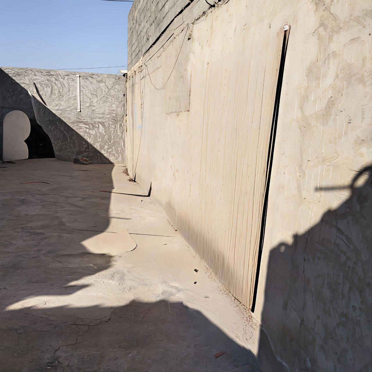 بيت للبيع بمساحة 250 متر بناء مرتب ومتكامل  المكان بغداد حي بتول الزراعي قريب كلش على تبليط الخدمات.
🔹 يحتوي على محل تجاري جاهز يصلح لأي مشروع (بقالة، ، مكتب، إلخ).
🔹 مجاري نظامية 
🔹 كهرباء نظامية
🔹 ماء واصل بشكل مستمر 
🔹 البيت جاهز للسكن بدون أي نقص.
🔹 السطح  مرتب وعملي.
البيت مناسب للسكن والاستثمار بنفس الوقت بسبب وجود المحل.
للاستفسار والتفاصيل أكثر يرجى التواصل على الخاص 📞 ***********
