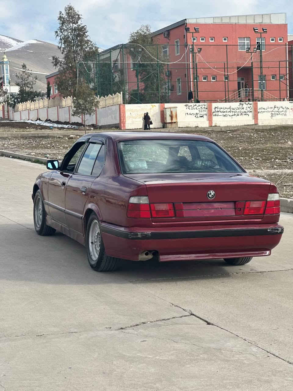 ‎ بیئم ٥٢٥گیرعادی مۆدێل ١٩٩١
سەیارەکە زور خاوێنو جوانە 
٤جام کارەبا  
تایەی نوێی لەسەرە
‎پێشو پشتی تازە تەعمیر کراوە 
‎تاخم لایتی نوێی لەسەرە 
‎هەمو گیانی کراوە بە ٩٥ 
‎گێرو مەکینەی زورپاکە سەحبێکی زور خوشی هەیە سعریشی ٣٣وەرەقەو توزێ مەجال ژمارە موبایل (***********)
‎شوێن سلیمانی السليمانية, العراق
