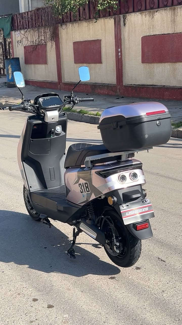 ماطور شحن للبيع 🛵
مديل 2026 
نوع 318 الاصلي USKEEZE
بطاريات ولي ٣٥ امبير 
6 بطاريات 50 كيلو 
ملف 2000
مواصفات :
سرعه 99
رماش 
عالي ناصي 
نظام بك 
مثبت سرعه 
ماطور اخو الزيرو سعر٦٣٠  
للتواصل خاص او على رقم :
***********
