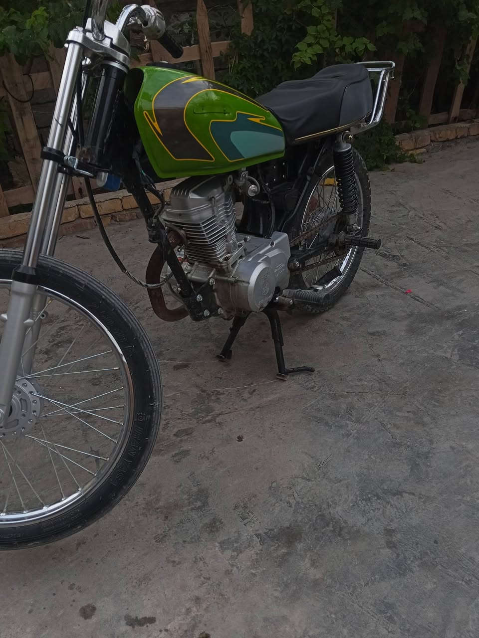 سلام عليكم  دراجه ادوات تعمير 25 الشاصي 15 الدراجه جديدي بس المكينه غديمه عندي وه شديته الهه الدراجه شوفت عينك كلشي جديد بس المكينه غديمه عندي  700 وه بيه مجال حك الجيه مكاني بصره كرنه 
 *********** بس واتساب شغال
