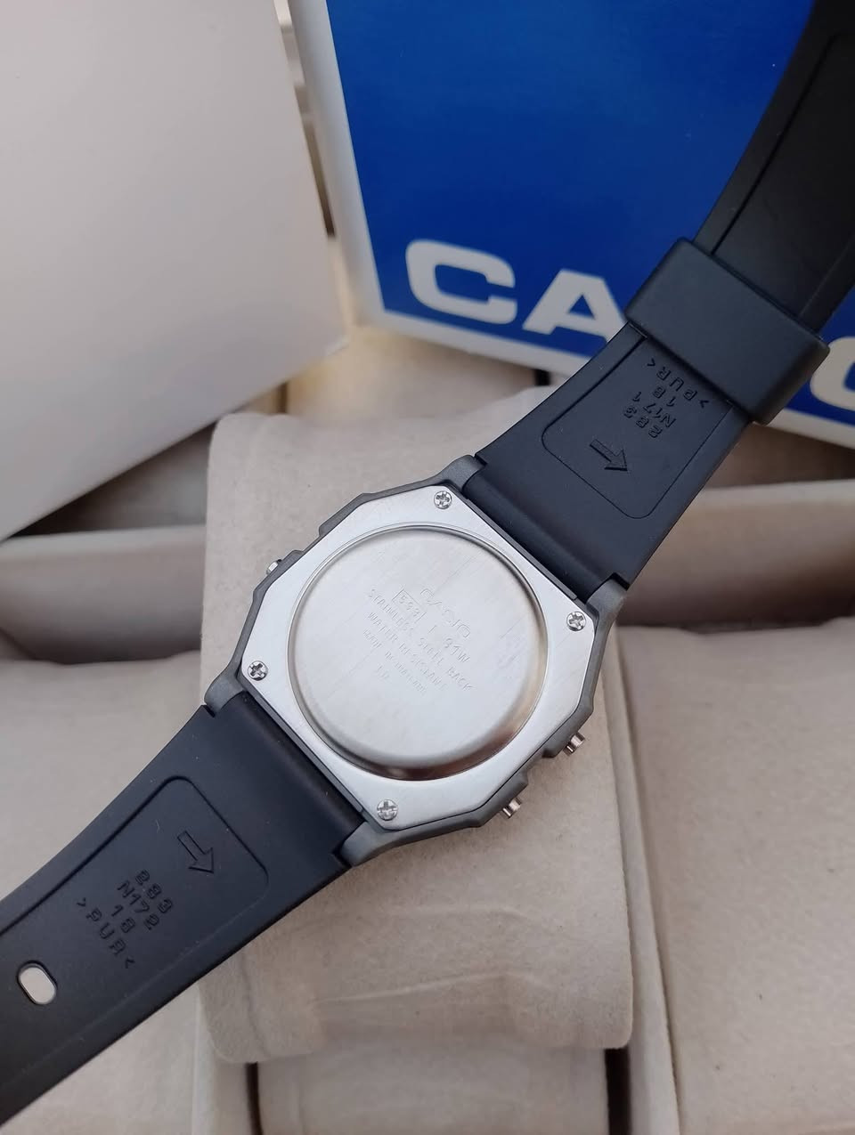 بسم الله الرحمن الرحيم 
تحيه طيبه للجميع ♥️ 
للبيع ساعه كاسيو 
وكاله اصلي غير مستخدم 
سير ربل اصلي
مقاوم للماء 
مضيئه ليلاً 
كامل مرفقات 
السعر 30 الف 💵💵 
العنوان بغداد الدورة 
يوجد توصيل إلى جميع محافظات العراق وبغداد أيضاً
للحجز والاستفسار المراسله على الخاص او على الرقم 
ه‍ *********** ☎️ متوفر واتساب
