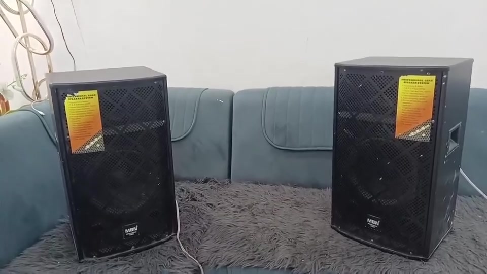 سلام عليكم سماعات للبيع
العدد =2
مع واير ربط
+منضم داخل الجهاز
نضيف99  بل ميه
شغالات
نوع تشغيل كهرباء
نوع الربط بلوتوث
 يربط مايكات ثنين
+ قابليه تحكم بل صوت تضخيم
وضوح الصوت
.............................................
 عنوان بصره
***********
السعر خاص  لان خاف يتكسر من سعرها
