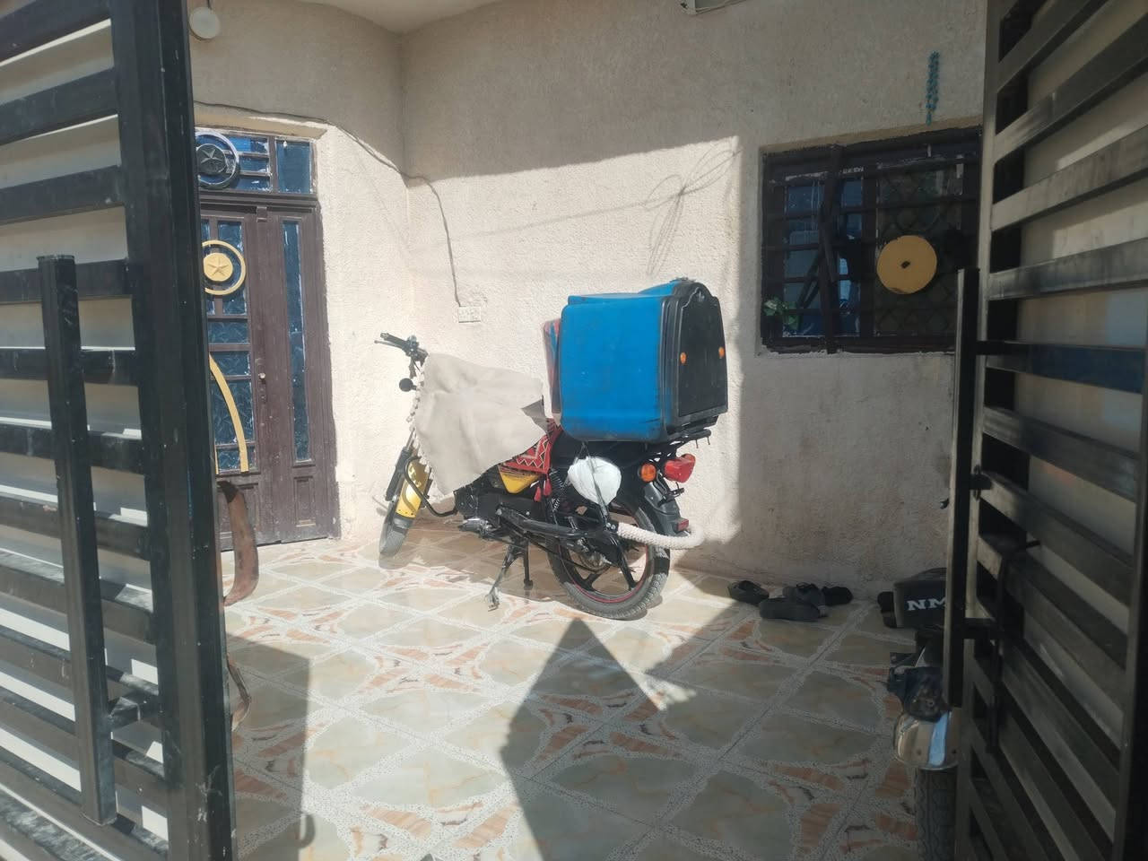 سلام عليكم بيت للبيع العنوان الحر حي سومر
مساحه ١٥٠متر سند ٢٥
واجهه 11نزال ١٢
طابقين يحتوي الطابق لاول علئ
طارمه استقبال مطبخ صاله صحيات خارجيه
حمام  غرفتين مناور اثنين
الطابق الثاني غرفتين صاله صحيات وحمام وصطح
الاستفسار خاص او اتصال ***********
سعر 140
