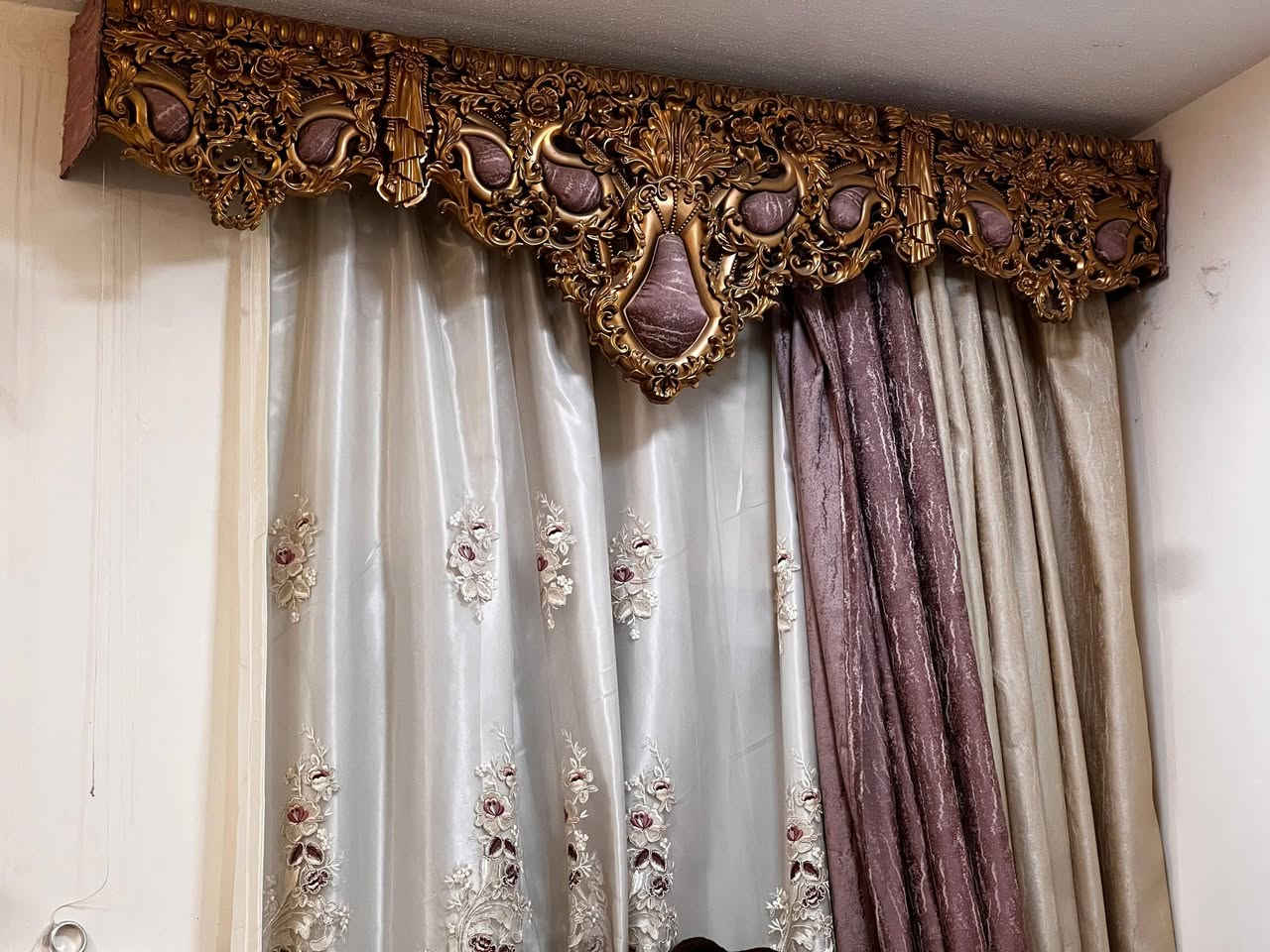 تخم قنفات متكون من خمس قطع مع كوشات وستاره طول 3 امتار مع تاج السعر معاً 450 الف
واتساب: ***********
