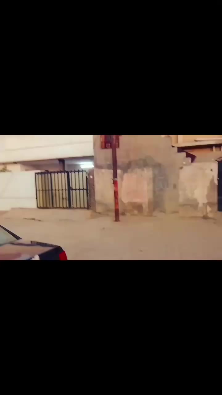 سلام عليكم ورحمة الله وبركاتة بيت تجاري للبيع مساحه اكثر من 200 بس مسجل بل طابو 200  واجهة البيت 13ونص البيت نضيف كله سيراميك السعر 140وبي مجال الاستفسار ***********
