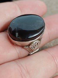 خاتم عقيق أسود يماني طبيعي اصلي ذمة يشف عسلي صياغة يدوي مرتبة فضة ٩٢٥ ...