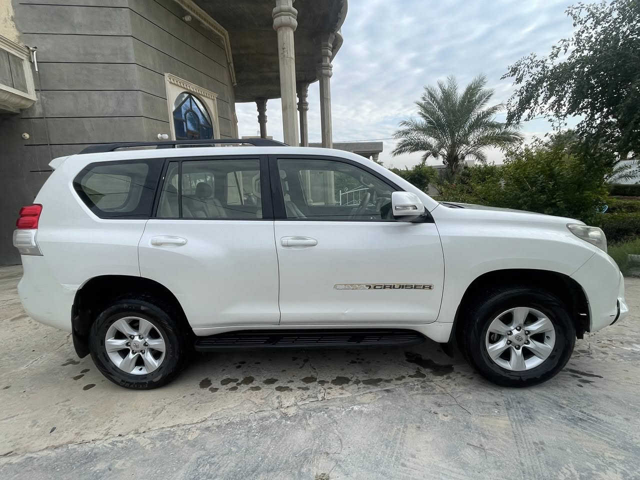 برادو 2012 TXL
6سلندر 4000
وارد خليجي (سعودي) ماشيه 167الف كيلو
السياره ممتعوبه محافظين عليها 
صبغ قطعه واحده المصد الامامي 
مع تبديل باب واحد  
10 ايرباك
ثلاجه داخليه 
تشغيل بصمه 
ودخول بصمه ايضاً
شاشه لمس 
فتحة سقف سلايد 
كامرا خلفيه 
تحكم ستيرن 
مثبت سرعه 
كراسي جلد وكرسي السايق كهرباء
تبريد 3 قطع
دفع رباعي (4x4)
مرايات تحكم كهربائي
السياره مكفوله من كل شي 
وباقي التفاصيل مثل ما موضحه بالصوره 
السعر 275 وبيها مجال 
المكان: بغداد  
والي يريد يستفسر بالخدمه موجود 

للتواصل : ***********
