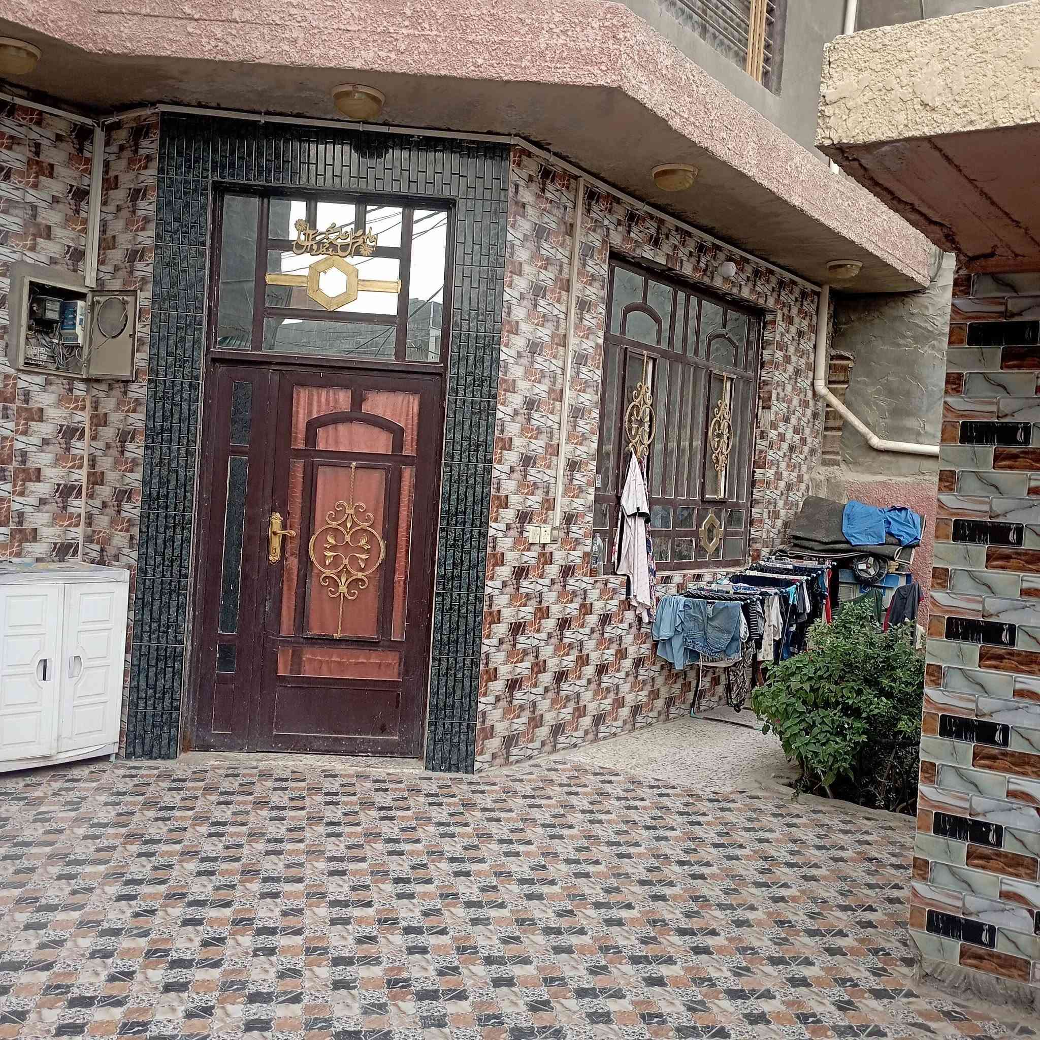 السلام عليكم بيت طابو صرف  المساحه 200 متر واجه عشره ونزال عشرين طابقين اربع غرف نوم استقبال مطبخ كندور صحيات داخلية وخارجية  البيت طابقين أمام ساحه خضرار موقع مميز جدا  ثاتي بيت عن شارع 80 من جهة شارع 80  فرع اسواق ريحانه  قربب على جامع الرحمن السعر 260 وقابل للتفاوض للاستفسار اكثر الاتصال على الرقم التالي ***********
