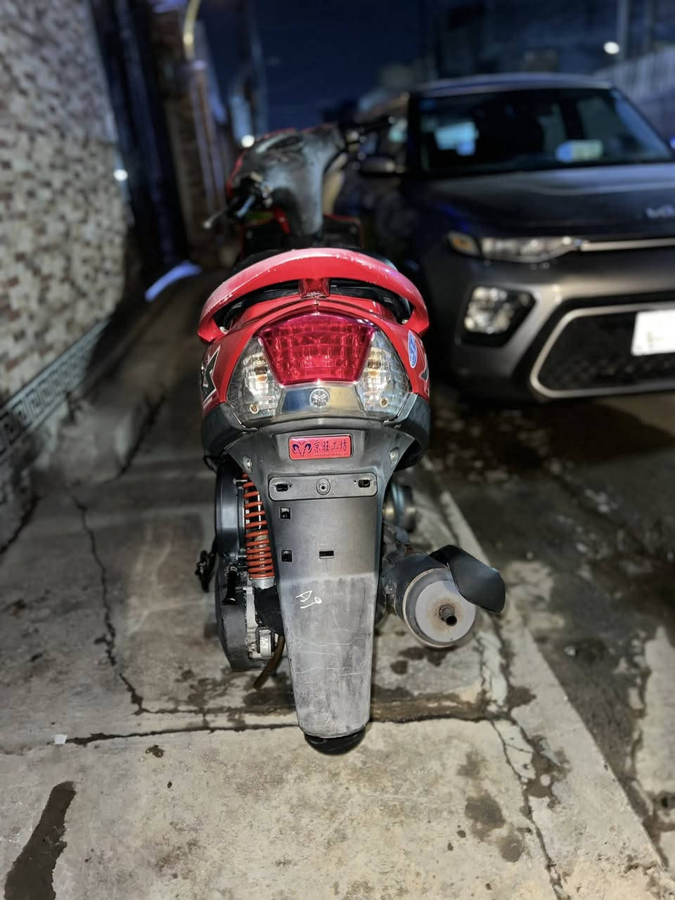 السلام عليكم ماكس عدلة للبيع مثل متشوف كدامك دراجه صارلها شهر من نزلتها من رمبة وهاي اوراقها دراجة منزلها عله إيدي بيها كلج امامي رياضي KOSO ولخلفي هم رياضي بس ماعرف شنو الماركه ماته كشن بلادي بس عالي كلوب ابيض
