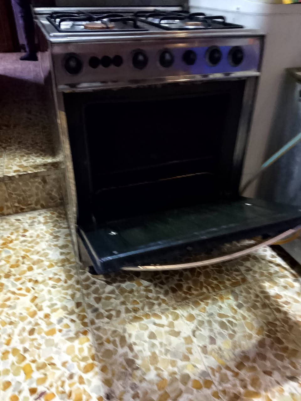 طباخ للبيع شرط شغال السعر80وبي مجال التواصل على الرقم***********
