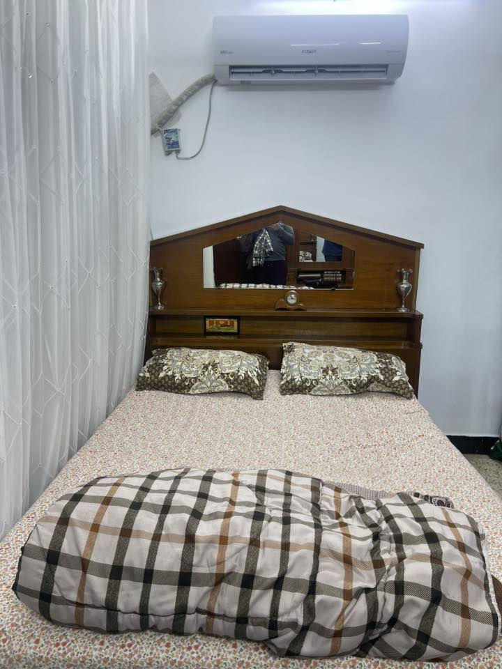 السلام عليكم
غرفة نوم تكمة اصلية قديمة للبيع نظيفة جداً السعر ٧٥٠ الف مكاني المشتل زاويتها موجودة 
هاتف ***********
