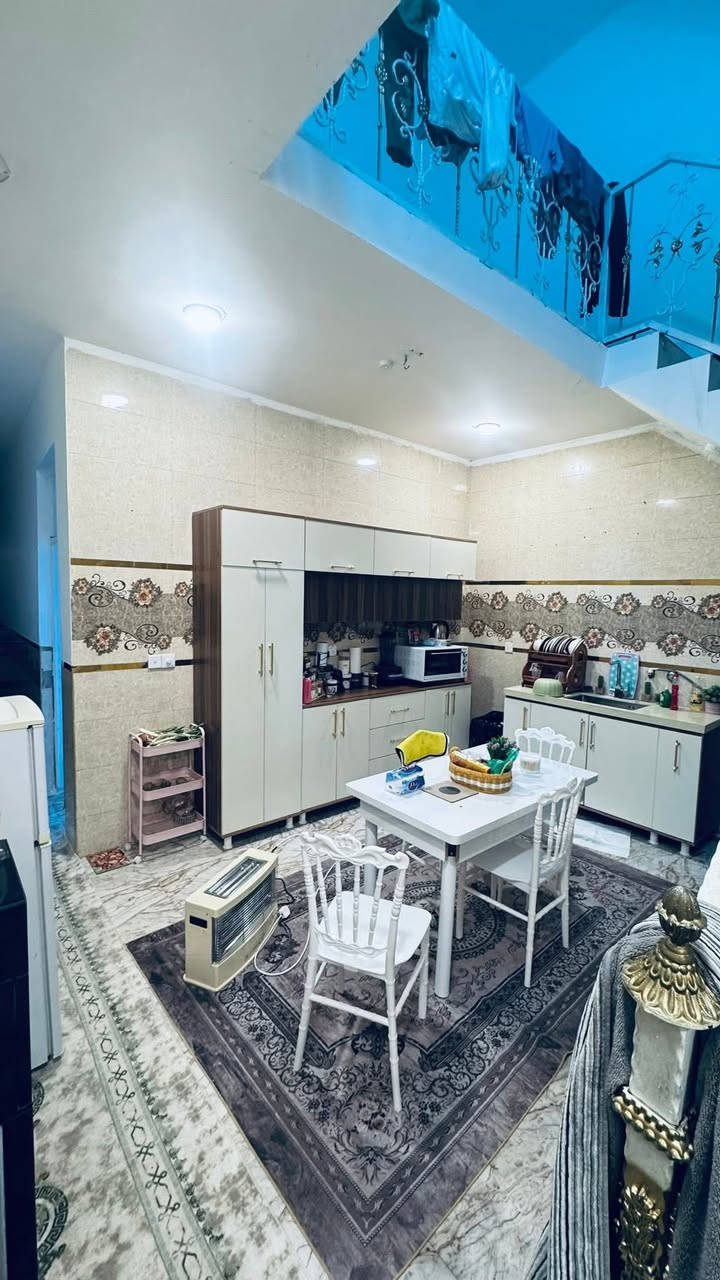 البيع دار ع شارع تجاري
الكفائات السيديه عرض شارع20
بناء نضيف 
طابقين 3 غرف نوم
طابق اول صاله ومطبخ وغرفت موم وخدمات
طابق الثاني
غرفتين نوم وخدمات 
اتصال ع ارقام 
***********
***********
