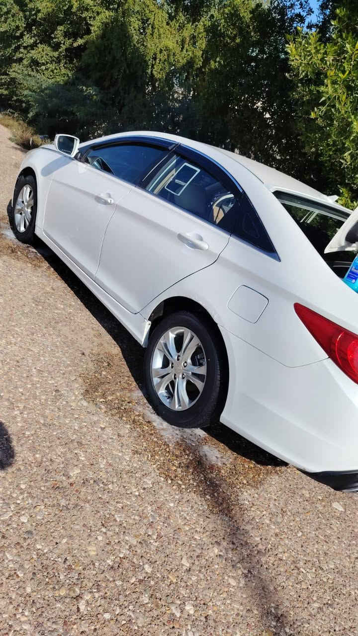 سلام عليكم. سوناتا للبيع   موديل 2013 خليجي اصل.الشركة العامة. رقم بابل انكليزي مشروع وطني تحويلهة بأي مكان يعجبك  الداخل بيجي واسود لونين المرغوب مكينة 2400دوش السيارة كير ومكينة بالكارتون صار اسبوع من شادهن السيارة كلة جديد حدادة خلفي وامامي جديدة تخم تاير جديد باتري جديد. السيارة فول مواصفات عدا الفتحة كشن كهرباء مري شفط اشاير بالمري تبريد قطعتين 
 4 دسك 
السيارة استخدام شخصي. بيهة. ضربة بالدعامية الخلفية واطراف الجاملغ الخلفي كد شبر. وبيهة مكانات صبغ اثر طخات بسيطة. مع العلم بدون اي دواخل. السعر. 110.  غير متواجد ع الفيس.  الاتصال ع الرقم *********** عمارة, ميسان
