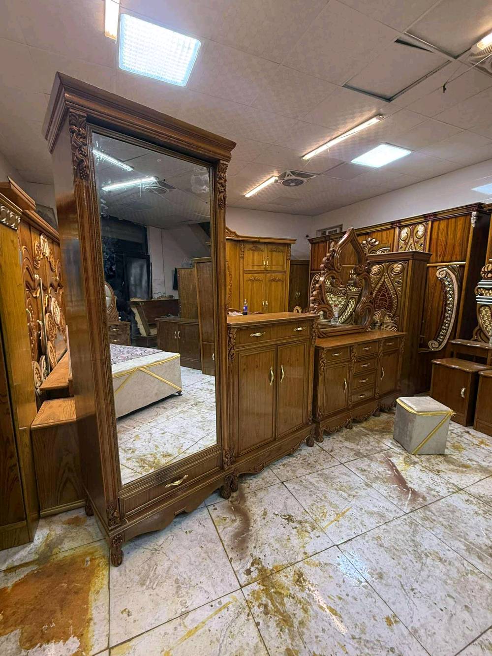 غرفه صاج داخل خارج سلايت 
السعر مليون ٥٠٠ مليون ٤٠٠ قفل 
شد نقل داخل بغداد مجاني 
نضافه ٩٠
عشره ١٠ وياه دوشك شازون طابوريه هديه 
جعب غزال 
غرفه زان ماركه