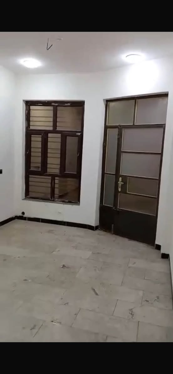 مشتمل حديث معزول طابق ارضي للايجار في قادسيه قرب ساحه قحطان موقع جيد مساحه ١٧٠ متر يحتوي على غرفتين نوم وصاله وهول ومطبخ وصحيات ٢ ومنور وكراج سعر الايجار ٨٠٠ دولار قفل للاستفسار ***********
