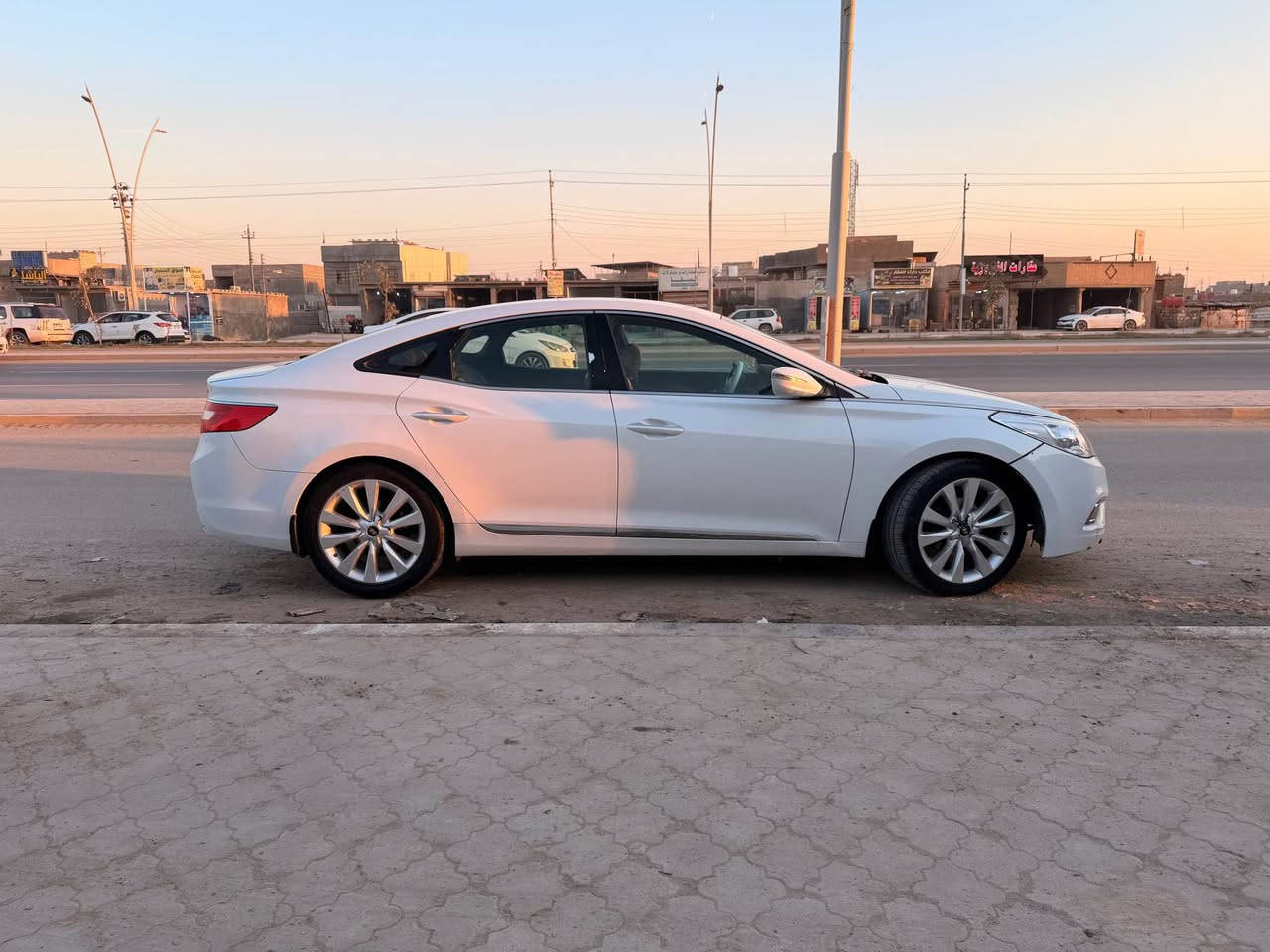 سلام عليكم ازيرا خليجي 2012 للبيع 
تقرير منشور مكفوله من الحادث والتبديل صبغ جاملغ خلفي وباب فقط شرط الفحص التحويل رقم بغداد دولي 
المواصفات 
 مكينه 6 سلندر3000 دوش المرغوب 
داخل بيجي 
بصمه تشغيل
بصمه صندوك 
لد امامي خلفي   
اضويه ترحيب  
اشاير بالمري 
مري شفط 
كشنات جلد 
كشنات كهرباء 
كشنات تدفئه تبريد 
 قطعتين تبريد 
حساس امامي خلفي 
برده خلفيه 
بردات بل بيبان بلاد 
كروز سرعه 
تحكم ستيرن 
6 ايرباك شركه
ويل كب 
تايرات جدد 
السياره جديده وجاهزه اي نقص مابيهة بشرط الفحص محرك مفتوح السعر 105جوى سوك 
تجي واتشوف بعينك احلى من صور العنوان بصره شط العرب فيروزيه  *********** البصرة, العراق
