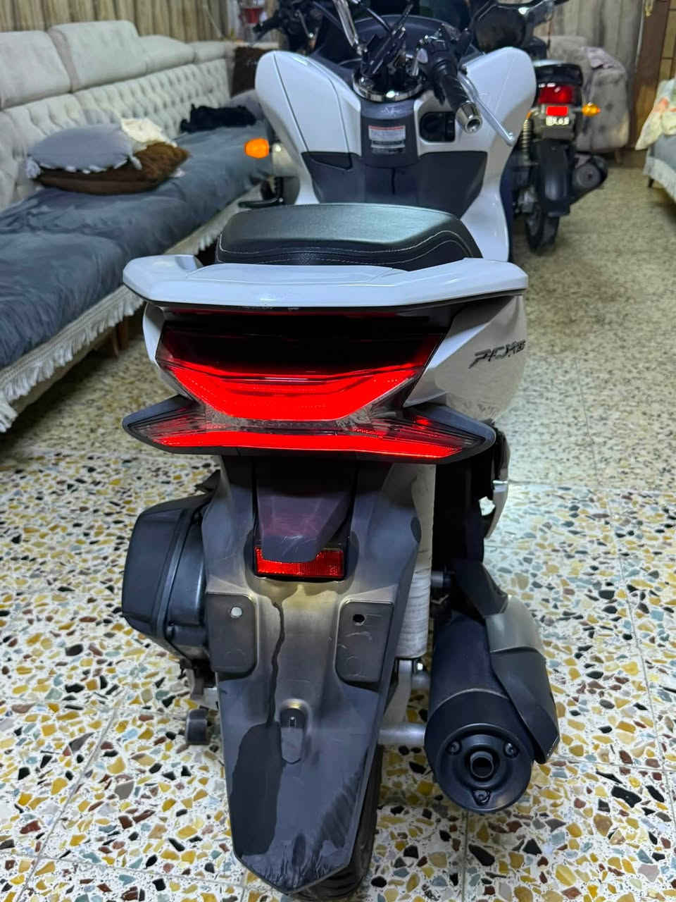سلام عليكم دراجه PCX مديل 2018 جيل ثالث بصمه مكفوله دراجه جديده بمعنه لكلمه ماشيه 16 الف فقط وبل يابان ماشيه 9الف مكفوله من كلشي وما طالعه هواي مكان واسط كوت حيدريه *********** فقط تصال او وتساب  وكفت تفصيل كدلمك ومزودك اكثر من 18 صوره  وبصمتين موجودات وسعر خبرني وتدلل لا تكلي شبيه مكفوله ونعتذر عل طاله
