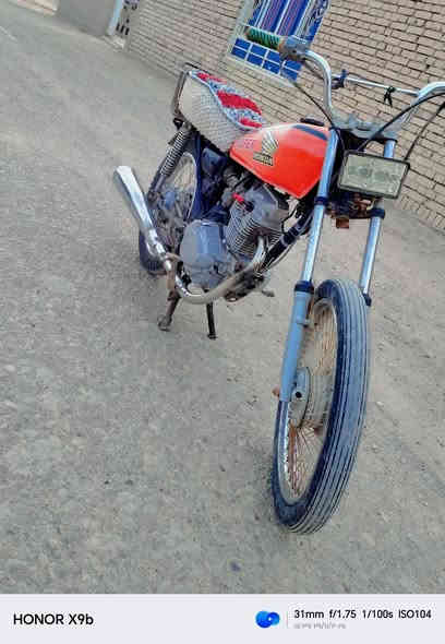 السلام عليكم دراجه للبيع الدراجه خير من الله نضيفه تواير جديده شاصي مكفول محرك نضيف السعر ٣٥٠ وهاذ رقمي *********** مكاني ميسان
