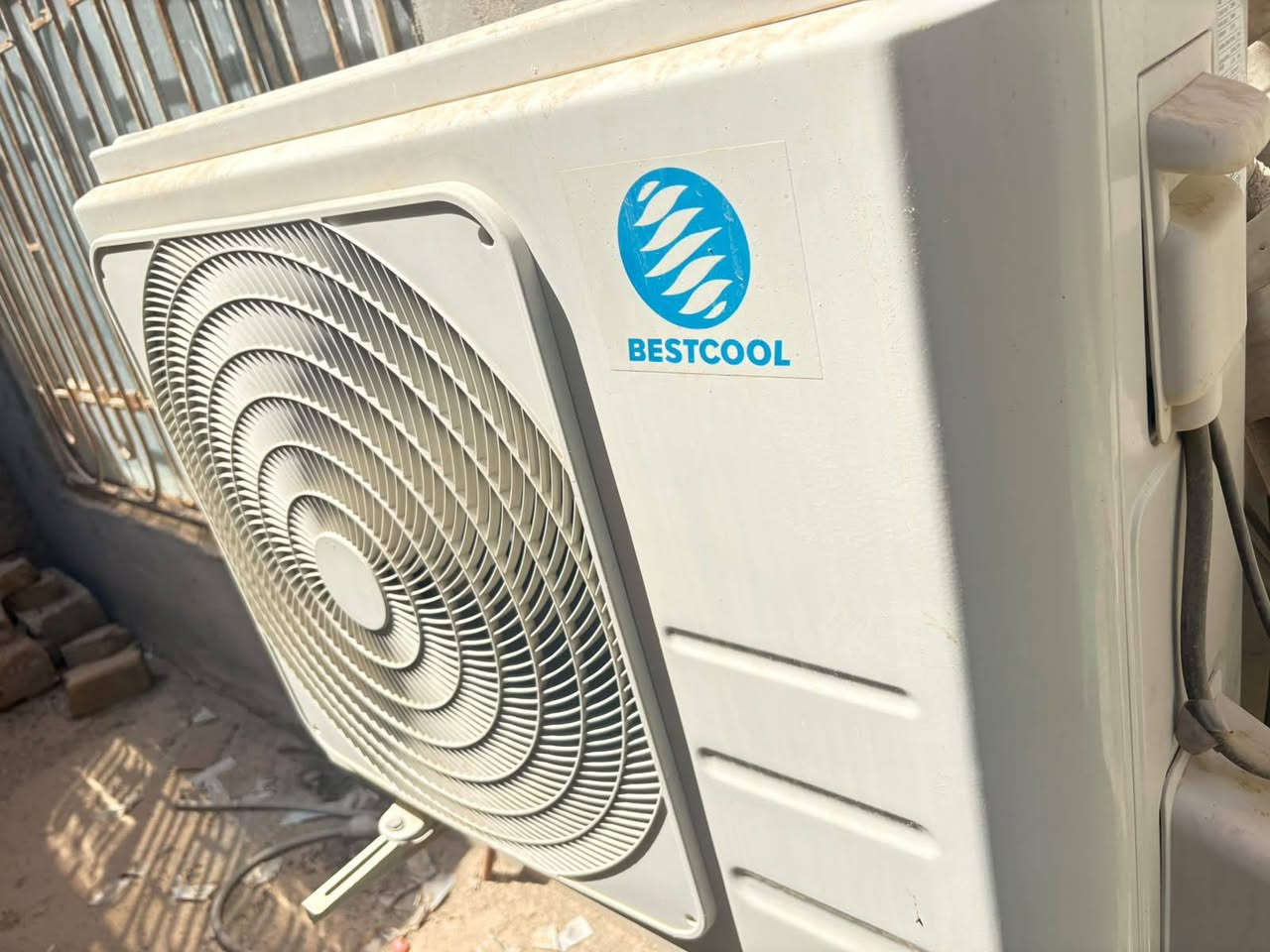 من الصورة يظهر أن هذا مكيف سبليت يحمل شعار BESTCOOL، وتحت الشعار مكتوب "معرض بغداد التجاري"، وهذا يشير إلى أنه قد يكون علامة تجارية تُسوَّق محليًا في العراق.
ما يمكن ملاحظته من الصورة:
درجة الحرارة المضبوطة: 17° مئوية.
الوضع الحالي: يبدو أنه يعمل على وضع التبريد (Cool).
الوحدة الداخلية ذات تصميم بسيط مع شاشة LED أمامية.
لكن لا يمكن معرفة:
السعة (1 طن، 1.5 طن، 2 طن...).
نوع الغاز (R410A أو R32).
استهلاك الكهرباء.
هل هو إنفرتر (Inverter) أم عادي.
للحصول على هذه المعلومات بدقة، أرسل صورة الملصق الموجود على جانب الوحدة الداخلية أو على الوحدة الخارجية، حيث يحتوي على:
رقم الموديل (Model).
السعة (BTU).
نوع غاز التبريد.
الجهد الكهربائي واستهلاك الطاقة.
وسأشرح لك جميع المواصفات بالتفصيل.
من الصورة يظهر أن هذا مكيف سبليت يحمل شعار BESTCOOL، وتحت الشعار مكتوب "معرض بغداد التجاري"، وهذا يشير إلى أنه قد يكون علامة تجارية تُسوَّق محليًا في العراق.
السعر المطلوب 600
إتصال هاتفي/***********
