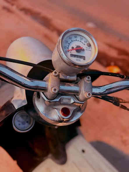 للبيع دراجة عبد الحليم 60 تشتغل سلف و هندر 
نكره هندر كهربائيات كلها شغاله اشاير لايت امامي بگلايت كله شغال مكينة ناعمة الدراجة نظيفه بس نقصهة كفرات لان صبغهة جارد رايدها ب150 قفل مكاني بغداد جديده متواجد واتساب *********** بغداد
