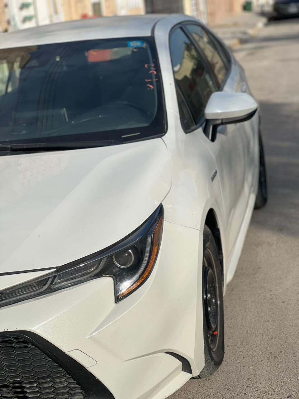 السلام عليكم
كورلا هايبرد ٢٠٢١ 

معروفه مواصفاتها

حادثها فقط باب مبدل وبارد يم قبق البانزين وصار بيها بالجاملغ كد شبر  بارد 

ب ١٤٠ وبيها مجال رقم بغداد 

***********
