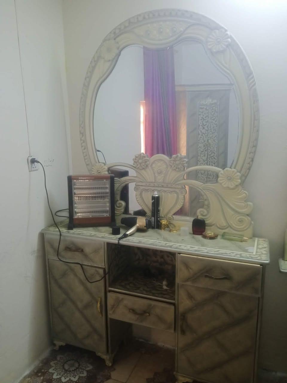 غرفه ضخمه 8 قطع للبيع مستعجل ع بيعتهه
سعر 500 قفل 
***********
