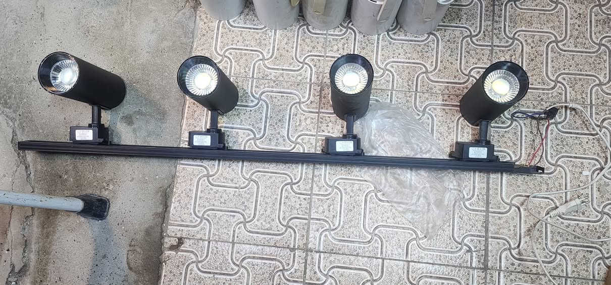 موجهات انارة للصالات والمحلات والكوفيات  جدد عدد ٨ قطع مع مساطرهن عدد٢
السعر ٥٠ الف  الي يريدهن يتواصل واتس اب 
***********
