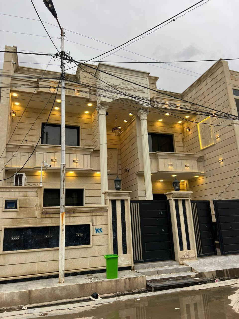 عروض مكتب انوار الخير
دار للبييع حي الملاين الولى
قرب معمل الخشاب
مساحه ٢٠٠ متر
طابقيين ط١ استقبال ومطبخ وهول وغرفتين نوم وصحيات 
ط٢   ٤ غرف نوم وهول وصحيات 
ويا الثاث
وبيتونه  شارع ١٥ م خدمات كامله
زراعي نموذج ٢٥ حق تصرف
اي استفسار  اتصلو على ارقام الهاتف او  وتساب
***********
***********
