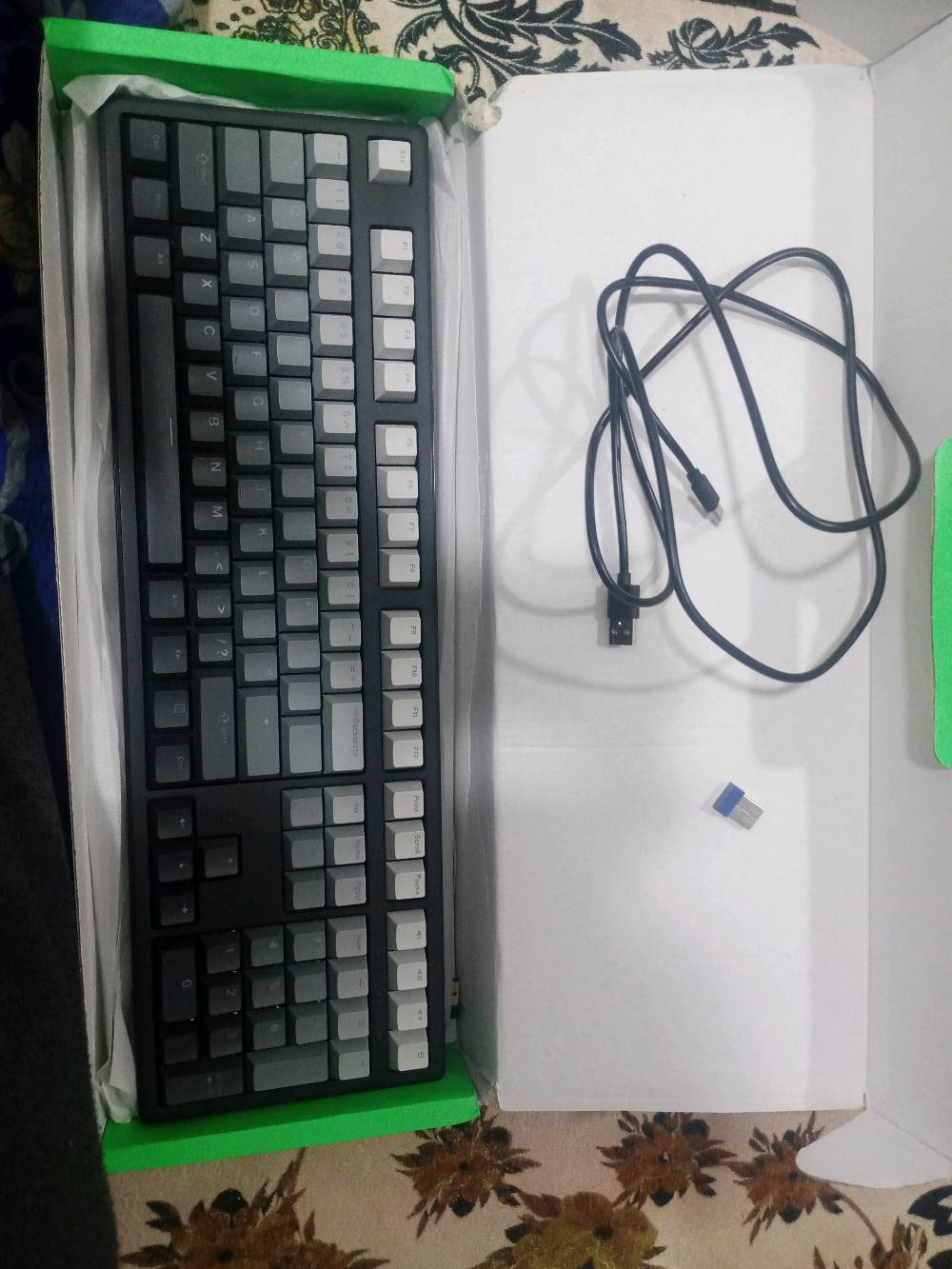 السلام عليكم  اخوان كيبورد   ميكانيكي  اخو جديد ما صارلي سبوع من اخذته  شغال. كلشي. ما بيه شخطه مابيه و سوجاته حمر. و   اخذته ب ٢٥. ابيع ب ٢٠.  توصيل. ماكو.  عنواني كربلاء. حي نصر. تريد انه اجيك تريد انته تجي. تاخذه يشتغل ---واير. و -----واير لس  --RGP و انماط هواي. بس لون واحد ابيض  حجم 100٪.