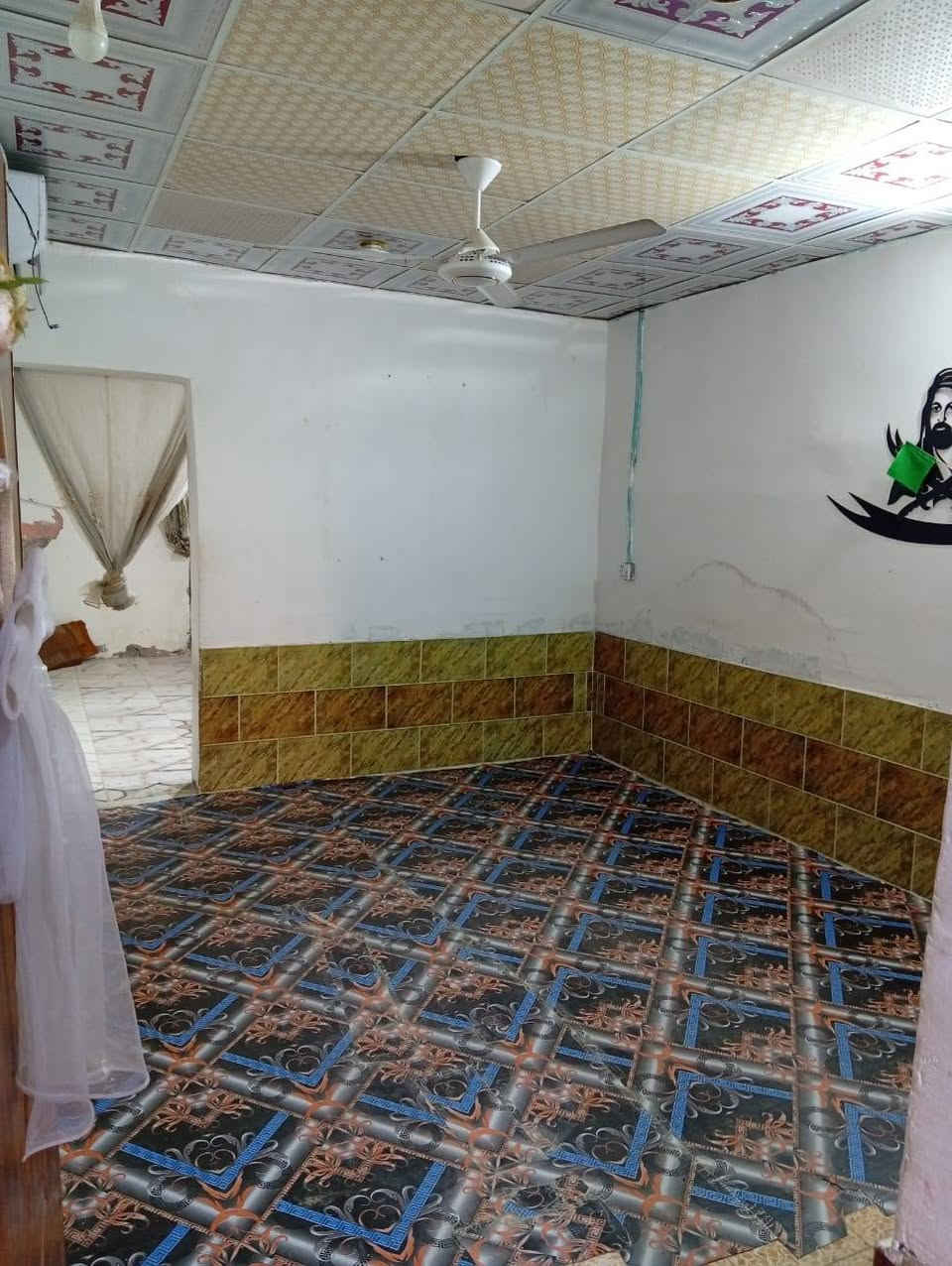 السلام عليكم
يتوفر بيت تجاوز للايجار للايجار
المساحه 100 متر
 عندي مقطع توضيحي 
يتكون غرفه كبيره صاله صحيات طارمه السقف شينكو ما يخر
العنوان القبله شارع المدارس
سعر الايجار 250 استفسار ابو عباس***********
