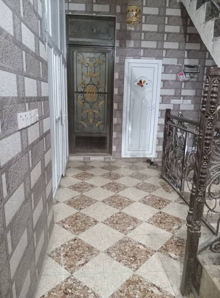 سلام عليكم بناية للبيع مساحة 50متر ثلاثة طوابق  شقة طابقين+مشتمل تحتوي الشقة على صالة كبيرة ومطبخ وصحيات ومنور والطابق الثاني على صالة وغرفة كبير وسطح
ويحتوي المشتمل صالة وغرفة صغير ومطبخ وصحيات في حي الامام علي خلف السوق على شارع 15قريب على نهر الهندية وطريق الزوار يبعد على كيلوين على الامام الحسين للتصال ***********
