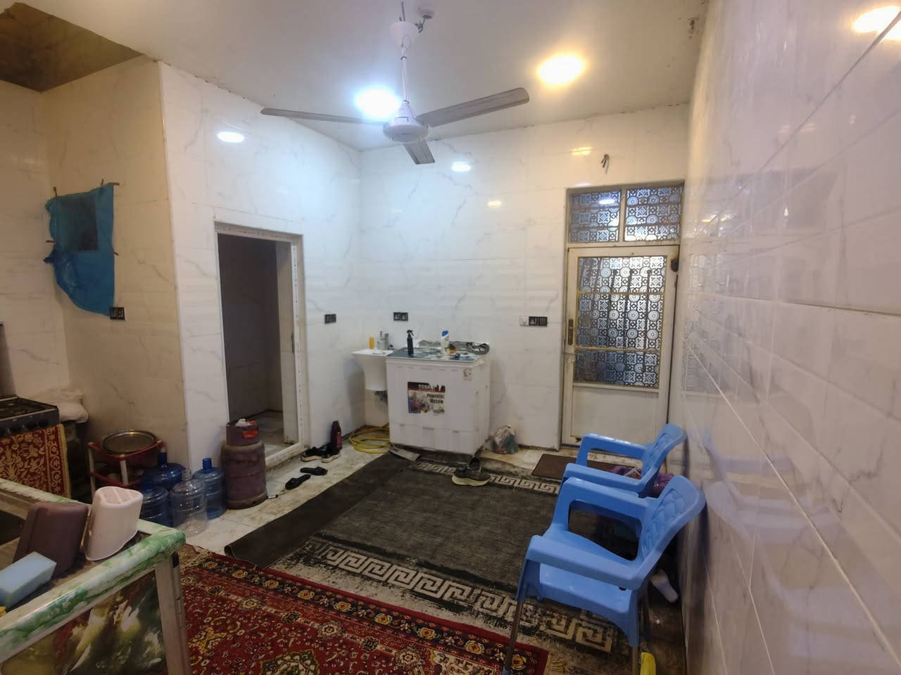 السلام عليكم
بيت طابو زراعي 25  طابوق نهروان البهاء/منطقه السهيليه /مساحه 140متر 
استقبال 8..امتار /صاله ومطبخ وغرفه وتخاريج
الطابق الثاني غرفه وصاله..
السعر 51مع المجال ***********
البيت جديد صارله سنتين.
